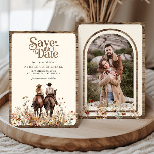 Boho Westers Paar dat op Paard rijdt Trouwfoto Save The Date