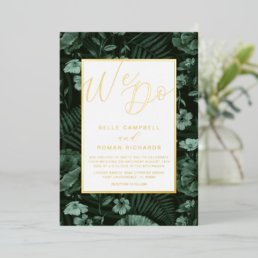 Boho Wild Flowers Green & Gold Script Wedding Folie Uitnodiging (Staand Voorkant)