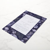 Boho Wild Flowers Paars en Silver Script Weddensch Folie Uitnodiging (Gedraaid)