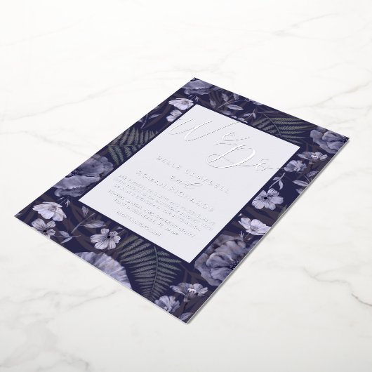 Boho Wild Flowers Paars en Silver Script Weddensch Folie Uitnodiging (Gedraaid)