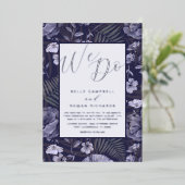 Boho Wild Flowers Paars en Silver Script Weddensch Folie Uitnodiging (Staand Voorkant)