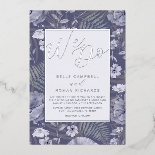 Boho Wild Flowers Paars en Silver Script Weddensch Folie Uitnodiging (Voorkant)