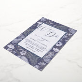 Boho Wild Flowers Paars en Silver Script Weddensch Folie Uitnodiging (Gedraaid)