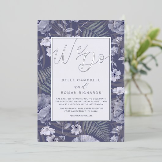 Boho Wild Flowers Paars en Silver Script Weddensch Folie Uitnodiging (Staand Voorkant)