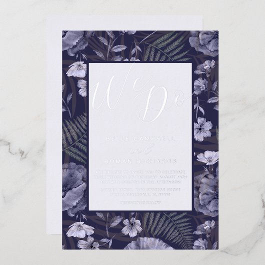 Boho Wilde Bloemen Paars & Zilveren Script Bruilof Folie Uitnodiging (Voorkant / Achterkant)