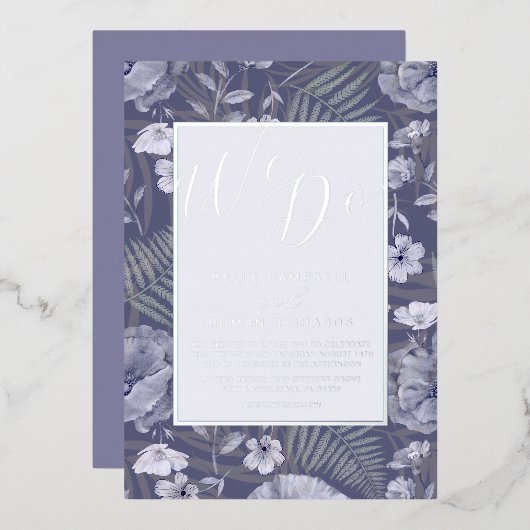 Boho Wilde Bloemen Paars & Zilveren Script Bruilof Folie Uitnodiging (Voorkant / Achterkant)