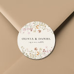 Boho Wildflower Beige Tuin Bruiloft Ronde Sticker<br><div class="desc">Voeg een charmant tintje toe aan uw trouwbriefpapier of favorieten met onze Boho Wildflower Beige Garden Wedding Classic Round Sticker. Deze veelzijdige sticker is voorzien van delicate wilde bloemenillustraties op een zacht beige achtergrond en is ideaal voor het afdichten van enveloppen, het versieren van favoriete tassen of het toevoegen van...</div>