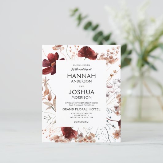 Boho Wildflower Monogram Huwelijksuitnodiging (Staand voorkant)