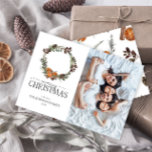 Boho Winter Citrus Wreath Photo Holiday Kaart<br><div class="desc">Maak kennis met de Boho Winter Citrus Wreath Photo Holiday Kaart! Deze eenvoudige, maar elegante vakantiekaart is perfect voor het verspreiden van vrolijkheid dit seizoen. Met je favoriete verticale (portret) oriëntatiefoto rechts, en een hand geschilderde waterverf van citrusvruchten, pijnbomen, steranijs en kaneel, is het zeker dat je een glimlach geeft...</div>