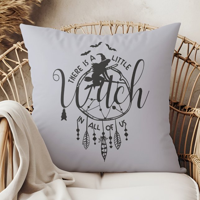 Boho Witch Vibes Tas - De kleine heks in ons allem Kussen (Boho Witch Vibes – Little Witch in All of Us Throw Pillow in a boho rattan armchair.)
