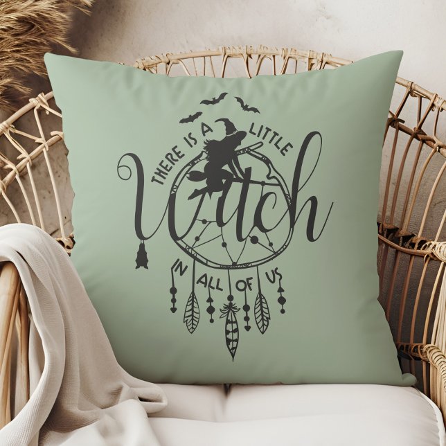 Boho Witch Vibes Tas - De kleine heks in ons allem Kussen (Boho Witch Vibes – Little Witch in All of Us Throw Pillow in a boho rattan armchair.)