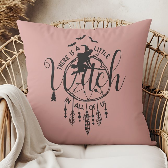 Boho Witch Vibes Tas - De kleine heks in ons allem Kussen (Boho Witch Vibes – Little Witch in All of Us Throw Pillow in a boho rattan armchair.)