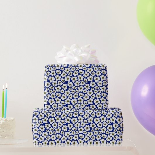 Boho Witte Bloemen Op Blauwe Achtergrond Cadeaupapier (Feestgeschenken)