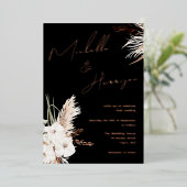 Boho witte bloemrijke script zwarte trouwring roze folie uitnodiging (Staand Voorkant)