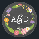 Boho Woodland Wreath op Chalkboard Wedding Ronde Sticker<br><div class="desc">Een boho bruiloft-suite met een floreel geschreeuw bestaande uit kleurrijke bosflora. De achtergrond van het krijtbord geeft dit ontwerp een terugslagvibe die perfect is voor buitenbruiloften.</div>