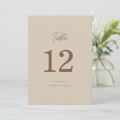 Boho Zand Minimalistische Script Trouwtafel Nummer Kaart (Staand voorkant)