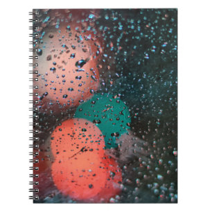 Bokeh-fotografie van waterdruppeltjes op helder gl notitieboek