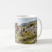 Bokje springt in rotsachtige weide Koffiemok (Voorkant rechts)