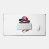 Bokser hond draagt wit rood blauw bureaumat (Keyboard & Muis)