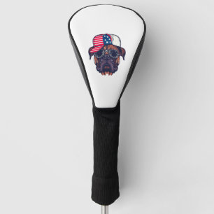Bokser hond draagt wit rood blauw golfheadcover