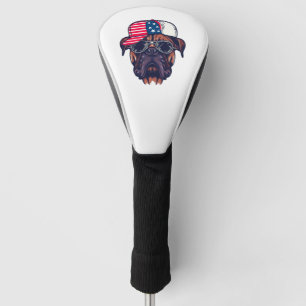 Bokser hond draagt wit rood blauw golfheadcover