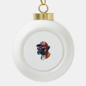Bokser hond draagt wit rood blauw keramische bal ornament (Voorkant)
