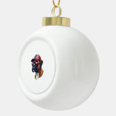 Bokser hond draagt wit rood blauw keramische bal ornament (Rechts)
