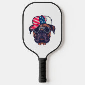 Bokser hond draagt wit rood blauw pickleball paddle (Voorkant)