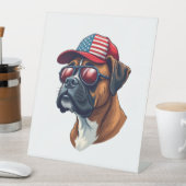 Bokser hond draagt wit rood blauw reclamebord met voetstuk (Insitu)