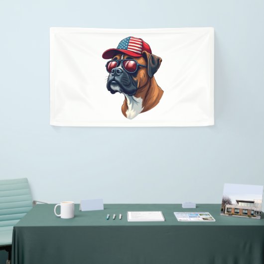 Bokser hond draagt wit rood blauw spandoek (Beurs)