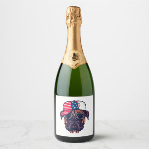 Bokser hond draagt wit rood blauw sparkling wijnetiket