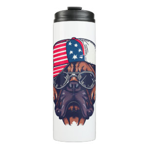 Bokser hond draagt wit rood blauw thermosbeker