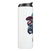 Bokser hond draagt wit rood blauw thermosbeker (Gedraaid links)