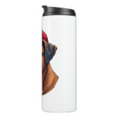 Bokser hond draagt wit rood blauw thermosbeker (Geroteerd rechts)