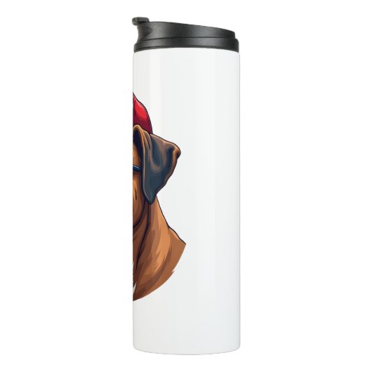 Bokser hond draagt wit rood blauw thermosbeker (Geroteerd rechts)