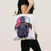 Bokser hond draagt wit rood blauw tote bag (Dichtbij)
