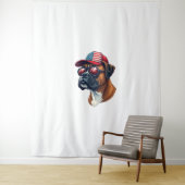 Bokser hond draagt wit rood blauw wandkleed (In situ)