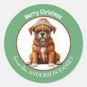 Bokser Hondenpup in Wintersjaal en Pet Kerst Ronde Sticker (Voorkant)