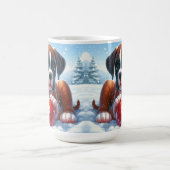 Bokserpuppy spelen in de sneeuw met een rode Speel Koffiemok (Center)