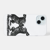 Bokshazen – Geplaagde Inkt Woudduel iPhone 15 Case (Achterkant horizontaal)