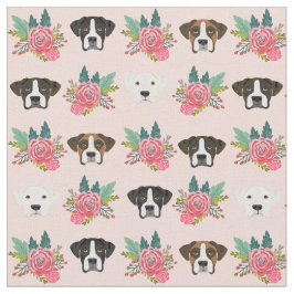 bokshond kijkt pastel roze floral aan stof