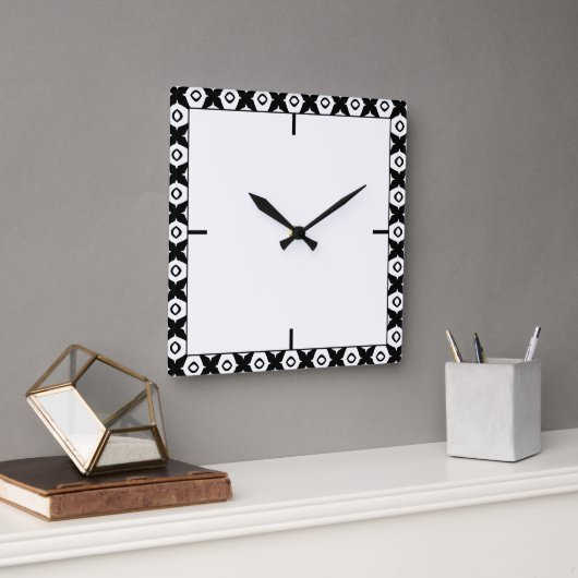 Bold Black and White Symmetrical Arabesque Pattern Vierkante Klok (Kantoor)