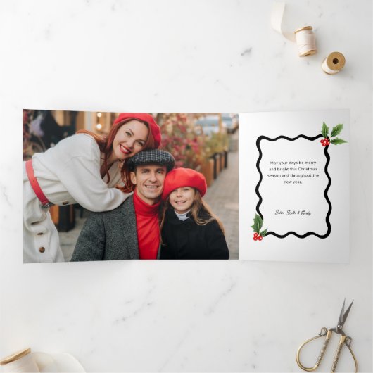 Bold Black Christmas Holly Wavy Lijst Foto Drieluik Kaart (Binnen)