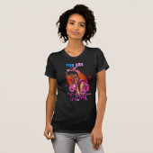 Bold Black Diva met krachtige elegantie T-shirt (Voorkant volledig)
