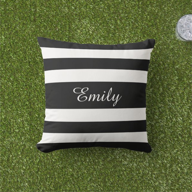 Bold Black en White Stripes Pattern Jouw naam Buitenkussen (Gras)