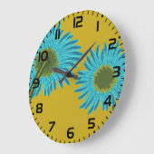 Bold Blue Daisy Art op mosterdgele achtergrond Grote Klok (Hoek)