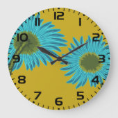 Bold Blue Daisy Art op mosterdgele achtergrond Grote Klok (Voorkant)