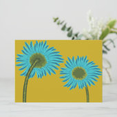 Bold Blue Daisy Art op mosterdgele achtergrond Kaart (Staand voorkant)