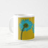 Bold Blue Daisy Art op mosterdgele achtergrond Koffiemok (Voorkant links)