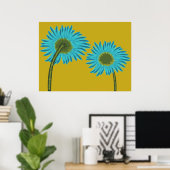 Bold Blue Daisy Art op mosterdgele achtergrond Poster (Thuiskantoor)